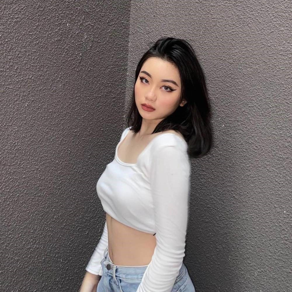 Kellie luôn theo đuổi phong cách trẻ trung, cá tính, bắt kịp với các xu hướng hiện nay để phối những bộ đồ sao cho phù hợp. Đặc biệt, cô nàng rất ưa chuộng những trang phục mang đậm phong cách hip hop.