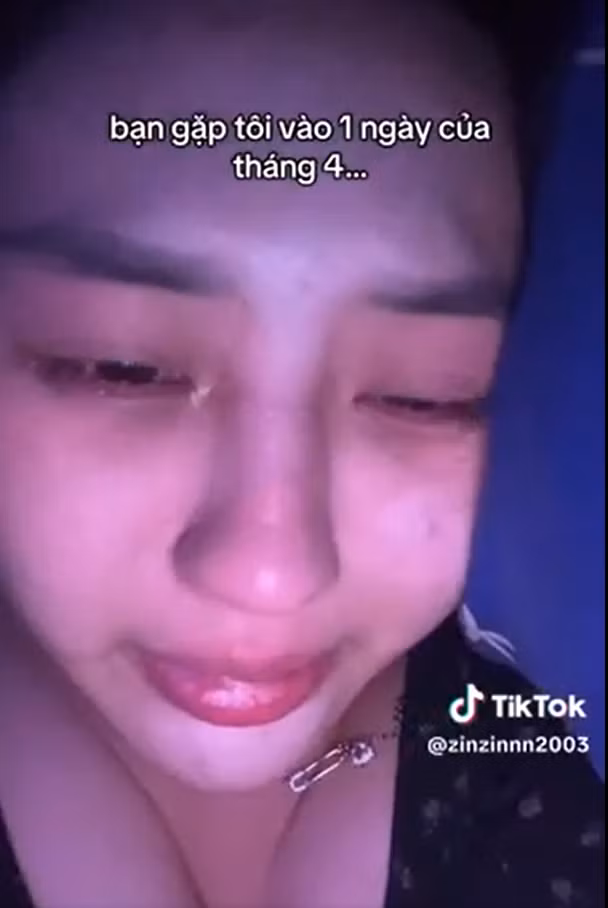 Người xem cảm nhận, nữ TikToker dạy nấu ăn này đã trải qua một tháng Tư đầy thử thách và cảm thấy kiệt sức. Dòng chú thích "April is a lie" như một cách để cô bày tỏ cảm xúc và sự thất vọng về những gì đã xảy ra trong thời gian đó.