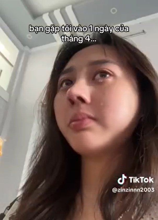 Trong video của "Zin thích nấu ăn" là tổng hợp nhiều khoảnh khắc: Từ gương mặt không trang điểm, đôi mắt sưng húp vì khóc và vẻ ngoài mệt mỏi.