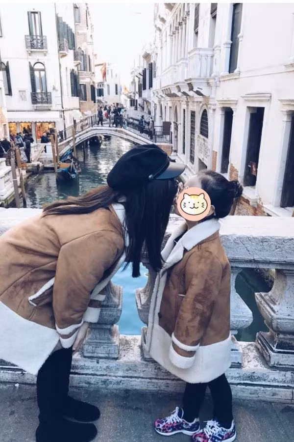 Bạch Lan Phương cũng là một người mẹ vô cùng tâm lý, khi cô thường xuyên đăng tải những cách dạy con, chăm sóc con lên mạng và nhận được rất nhiều phản hồi tích cực. Không chỉ vậy, bé Cherry cũng rất hiểu chuyện và yêu thương mẹ.