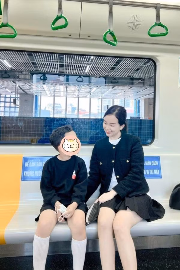 Ly Kute tên thật là Nguyễn Khánh Ly (sinh năm 1990), từng là một trong những hot girl đời đầu đất Hà Thành được nhiều người yêu mến. Cô đã ghi dấu ấn với khán giả xem truyền hình qua các vãi diễn như: Dịu trong sitcom Nhật ký Vàng Anh, và đảm nhận vị trí MC của chương trình Mười vạn câu hỏi vì sao.