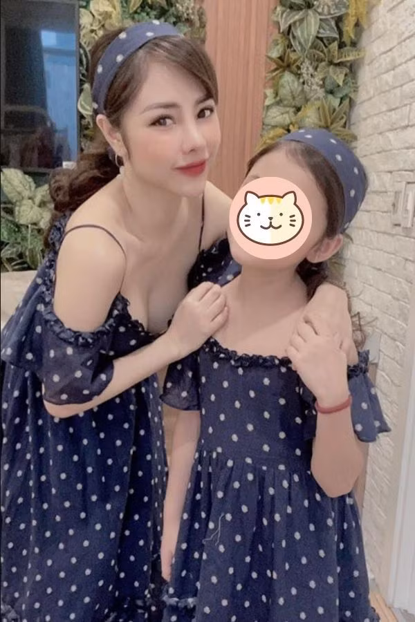 Mặc dù thành công trong sự nghiệp là thế, nhưng đường tình duyên của cô MC đầy tài năng này lại có chút trắc trở. Cô kết hôn khi tuổi đời còn khá trẻ và có một bé gái vô cùng xinh xắn. Sau khi ly hôn chồng, Bạch Lan Phương quyết định làm mẹ đơn thân.