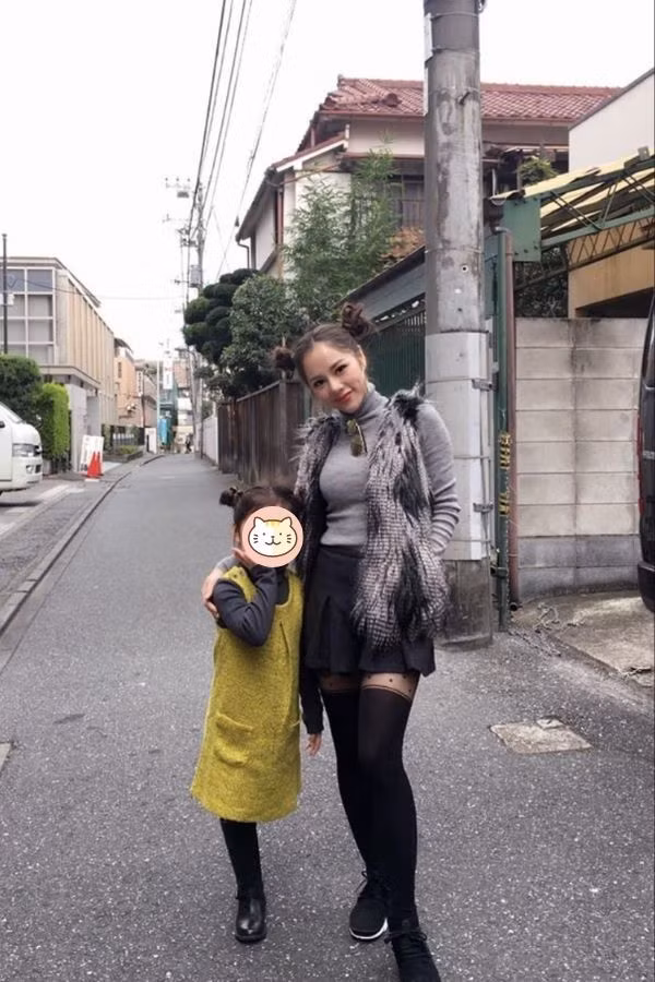 Con gái Lan Phương tên là Khánh An (tên thường gọi là Cherry), được mẹ cho theo học ở một trường quốc tế với mức học phí vô cùng đắt đỏ. Hai mẹ con đều có chung sở thích đi du lịch nên trên trang cá nhân của người đẹp thường chia sẻ khoảnh khắc tận hưởng cuộc sống bên con.