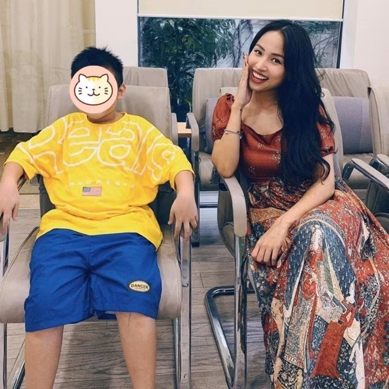 Vân Hugo tên thật là Nguyễn Thanh Vân (sinh năm 1985). Tên tuổi của cô gắn liền với một loạt các chương trình truyền hình như Hugo và các bạn, Đường lên đỉnh Olympia, Vì bạn xứng đáng, ... Ngoài ra, Vân hugo còn tham gia diễn xuất, nổi bật là vai diễn trong sitcom Nhật ký Vàng Anh.