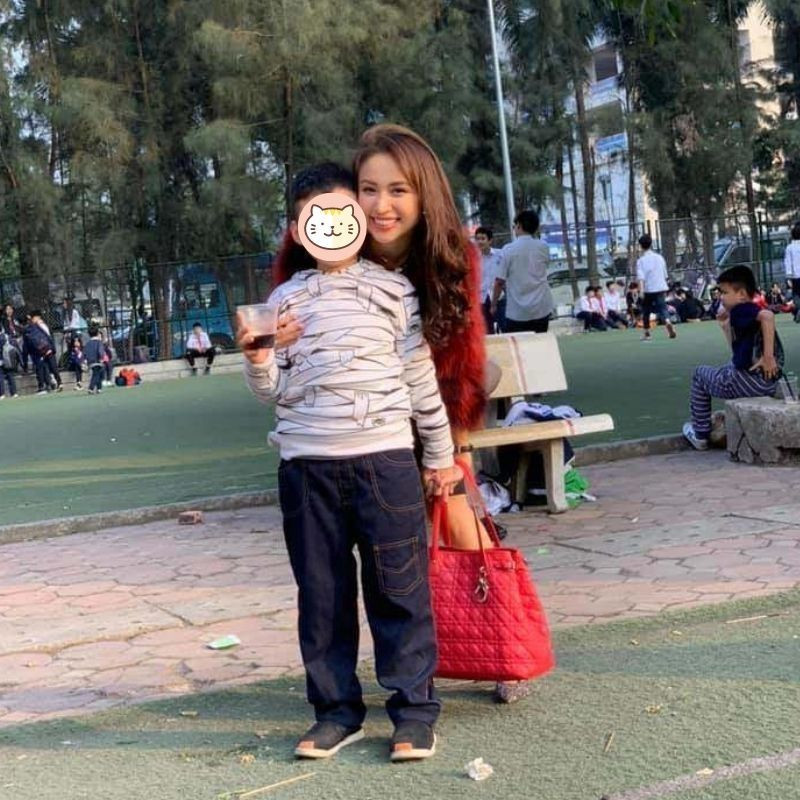 Hành trình làm “single mom” của Vân Hugo vô cùng gian nan, trắc trở. Tháng 11/2016, trên một chương trình truyền hình, nữ MC chia sẻ mình bị mắc bệnh thanh quản và chứng nhược thị. Điều này đã ảnh hưởng trực tiếp tới công việc của cô, khiến cô mất đi nhiều dự án.