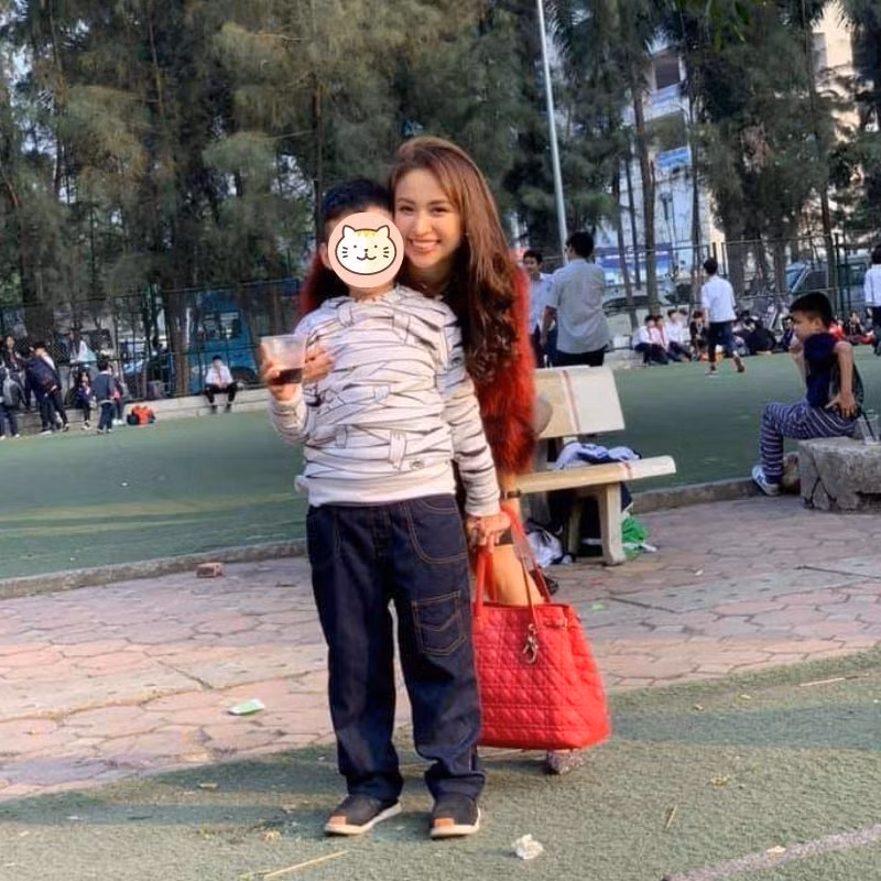 Hành trình làm “single mom” của Vân Hugo vô cùng gian nan, trắc trở. Tháng 11/2016, trên một chương trình truyền hình, nữ MC chia sẻ mình bị mắc bệnh thanh quản và chứng nhược thị. Điều này đã ảnh hưởng trực tiếp tới công việc của cô, khiến cô mất đi nhiều dự án.