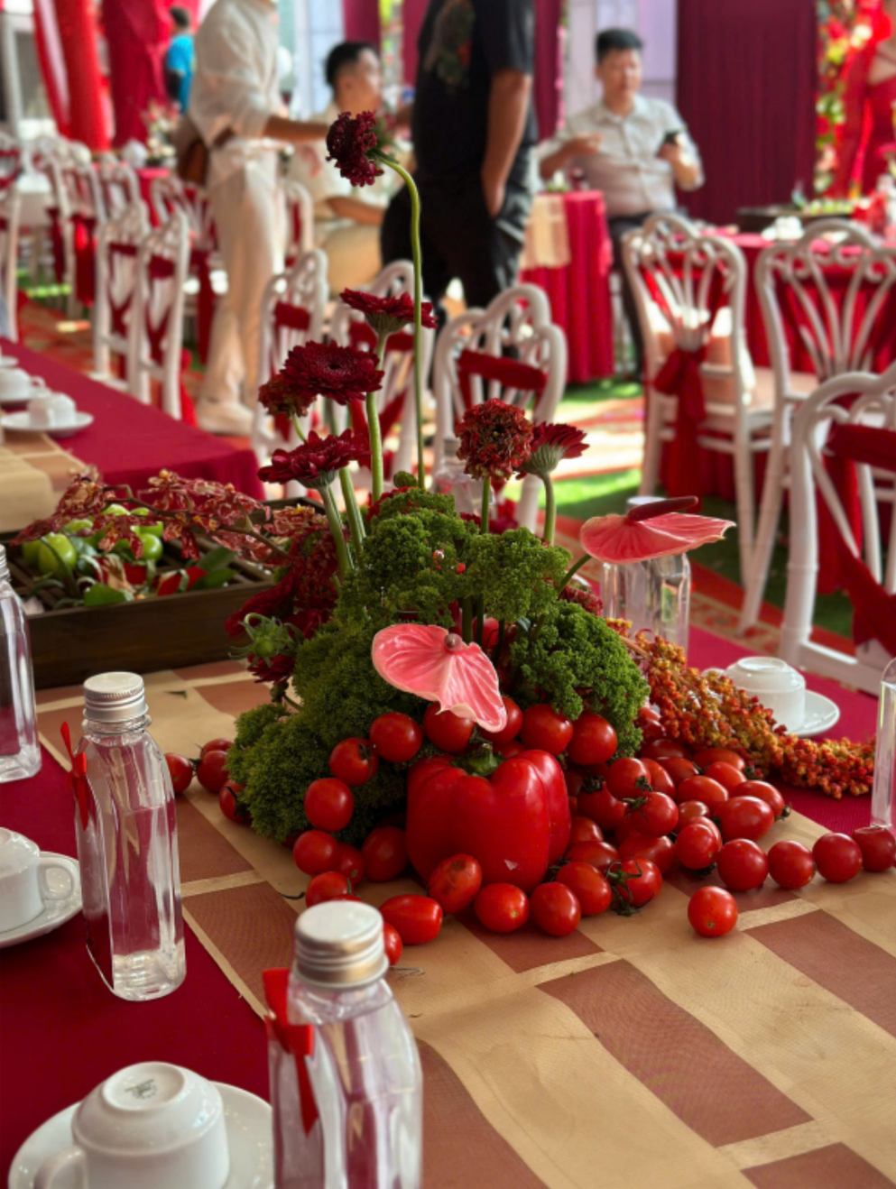 Chính chủ đăng tải bài viết tự hào khoe trên trang cá nhân: “Khách tới dự đám cưới vô cùng thích thú, liên tục hỏi mình nhiều câu “uây, đẹp lạ nhé”. Đương nhiên mình được cả đống feedback lẫn PR truyền miệng của các bác trong họ. Chắc sắp tới mình nổi tiếng khắp thị xã quá các bảnh ơi”.