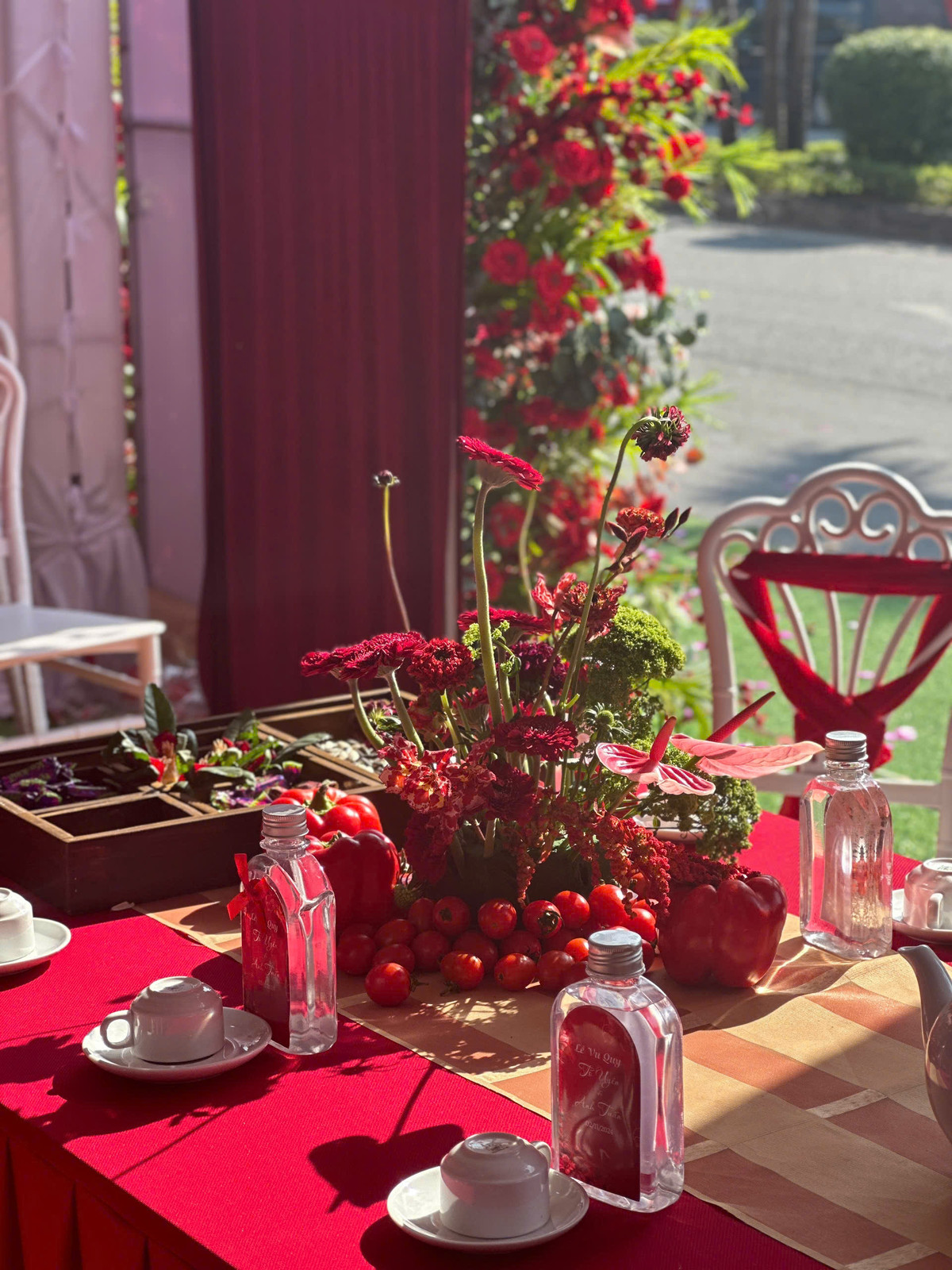 Thu Thuỷ chia sẻ về ý tưởng cho màn decor này: “Ý tưởng dùng cà chua và một số rau củ trong bếp đến từ việc mẹ cô dâu là người ăn chay, gia đình mình cũng khá quan tâm đến chăm sóc sức khoẻ nữa...