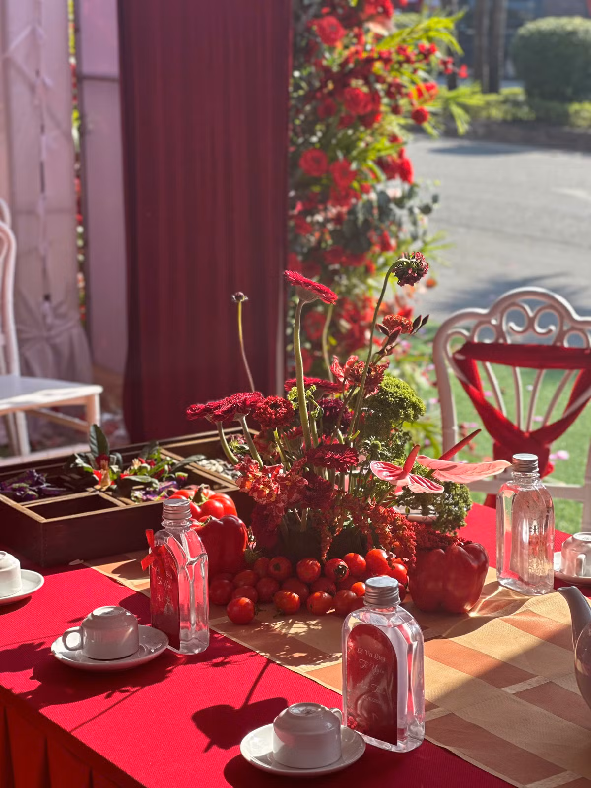 Thu Thuỷ chia sẻ về ý tưởng cho màn decor này: “Ý tưởng dùng cà chua và một số rau củ trong bếp đến từ việc mẹ cô dâu là người ăn chay, gia đình mình cũng khá quan tâm đến chăm sóc sức khoẻ nữa...