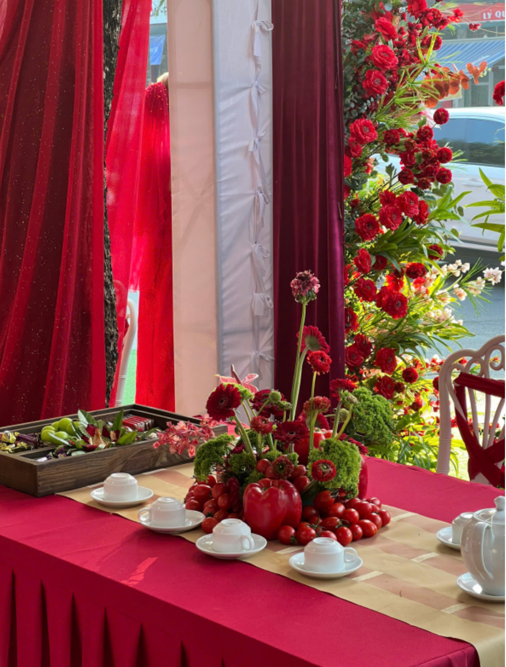 Tưởng chừng là sự kết hợp giữa cà chua và ớt chuông chẳng liên quan, thế nhưng khi nhìn vào thành quả, ai cũng phải thốt lên là quá xinh và đặc biệt!