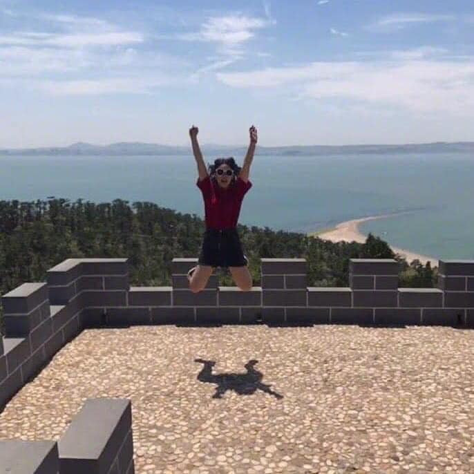 Cụ thể, thành viên trên có đăng bức ảnh nhờ chồng chụp nhưng nó lạ lắm... thay vì chú tâm vào chọn khung hình thì "đức lang quân" lại chỉ chụp cho nó có.