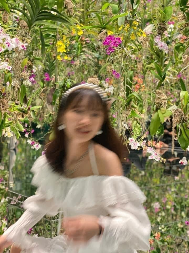 Đi kèm với bức ảnh, người vợ trẻ có dòng tâm sự: "Anh ấy 10 điểm nhưng mỗi lần đi du lịch lại chụp hình muốn trừ âm điểm".