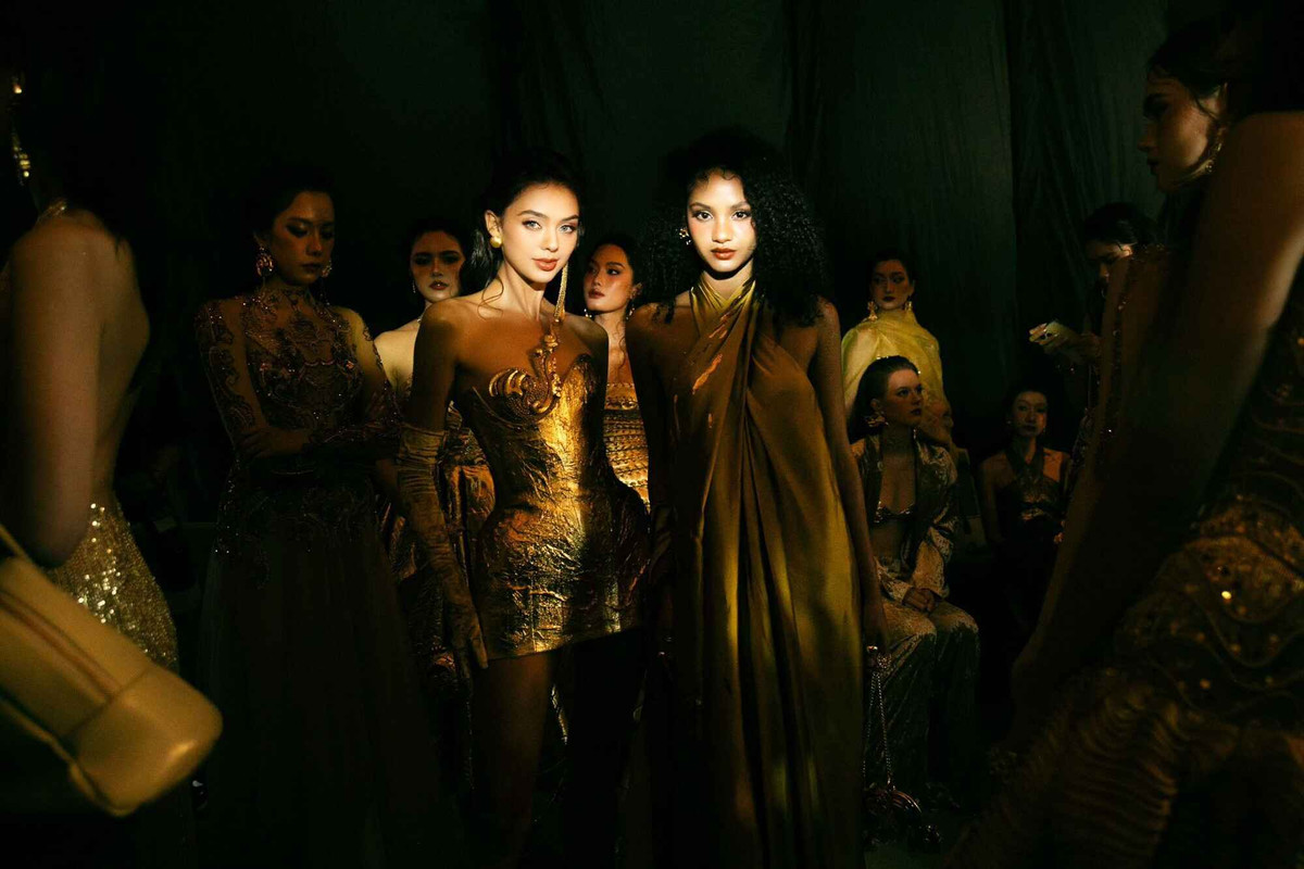 Sau khi sinh, bà xã của Bùi Tiến Dũng nhanh chóng lấy lại vóc dáng thon thả và góp mặt tại nhiều show diễn thời trang đình đám.