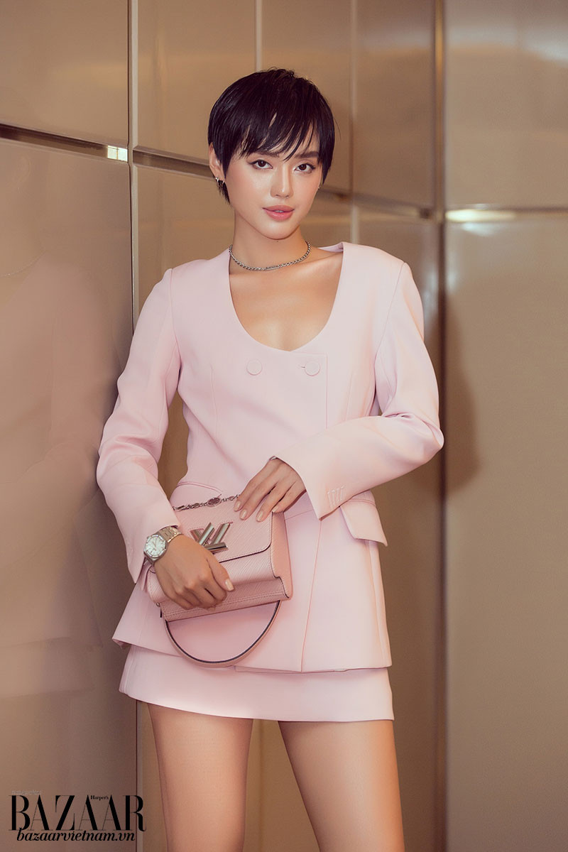 Không chỉ có sức ảnh hưởng trong nước, Cô Em Trendy còn mang tên tuổi của mình vươn tầm quốc tế tại tuần lễ thời trang Paris Fashion Week vào tháng 3/2020, liên tiếp được xuất hiện trên các trang báo danh tiếng thế giới khiến dân mạng không khỏi “nổ mũi” tự hào. Điều này cũng giúp tên tuổi của nữ blogger phủ sóng rộng rãi, được nhiều thương hiệu, nhãn hàng tìm đến hơn.