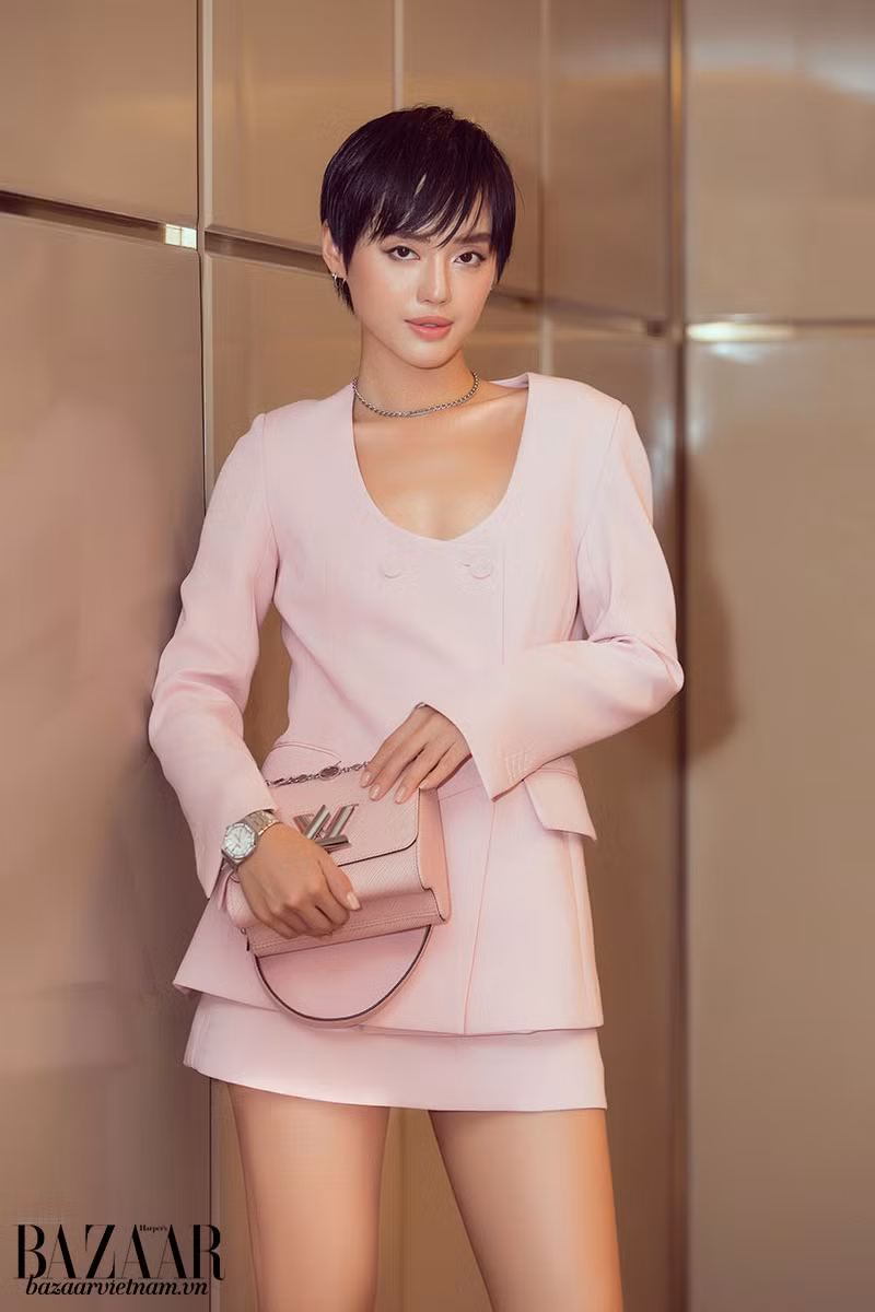 Không chỉ có sức ảnh hưởng trong nước, Cô Em Trendy còn mang tên tuổi của mình vươn tầm quốc tế tại tuần lễ thời trang Paris Fashion Week vào tháng 3/2020, liên tiếp được xuất hiện trên các trang báo danh tiếng thế giới khiến dân mạng không khỏi “nổ mũi” tự hào. Điều này cũng giúp tên tuổi của nữ blogger phủ sóng rộng rãi, được nhiều thương hiệu, nhãn hàng tìm đến hơn.