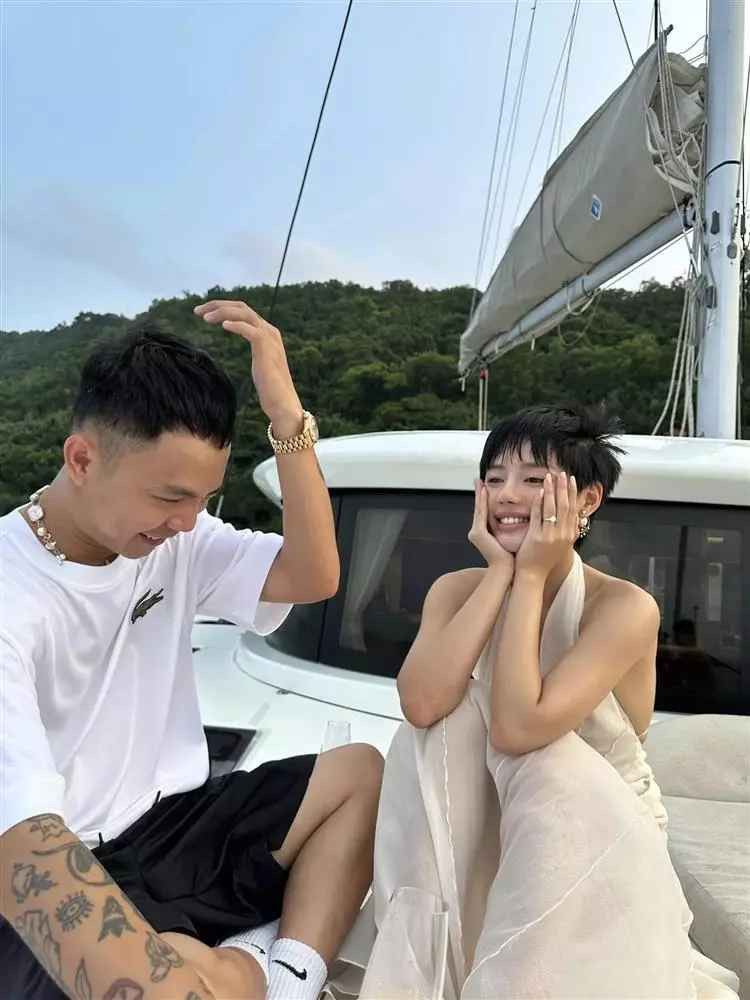 "Cô em Trendy" Khánh Linh đăng loạt ảnh khoe nhẫn cầu hôn với nụ cười rạng rỡ và viết: "Sắp theo chồng nhưng mà hông bỏ cuộc chơi".