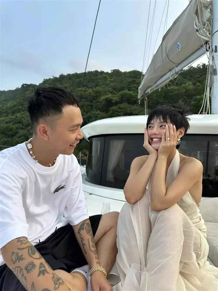 Về phần Vũ Minh Kông, anh chàng hạnh phúc chia sẻ trên trang cá nhân: "She said yesssss - Cô ấy nói đồng ý".