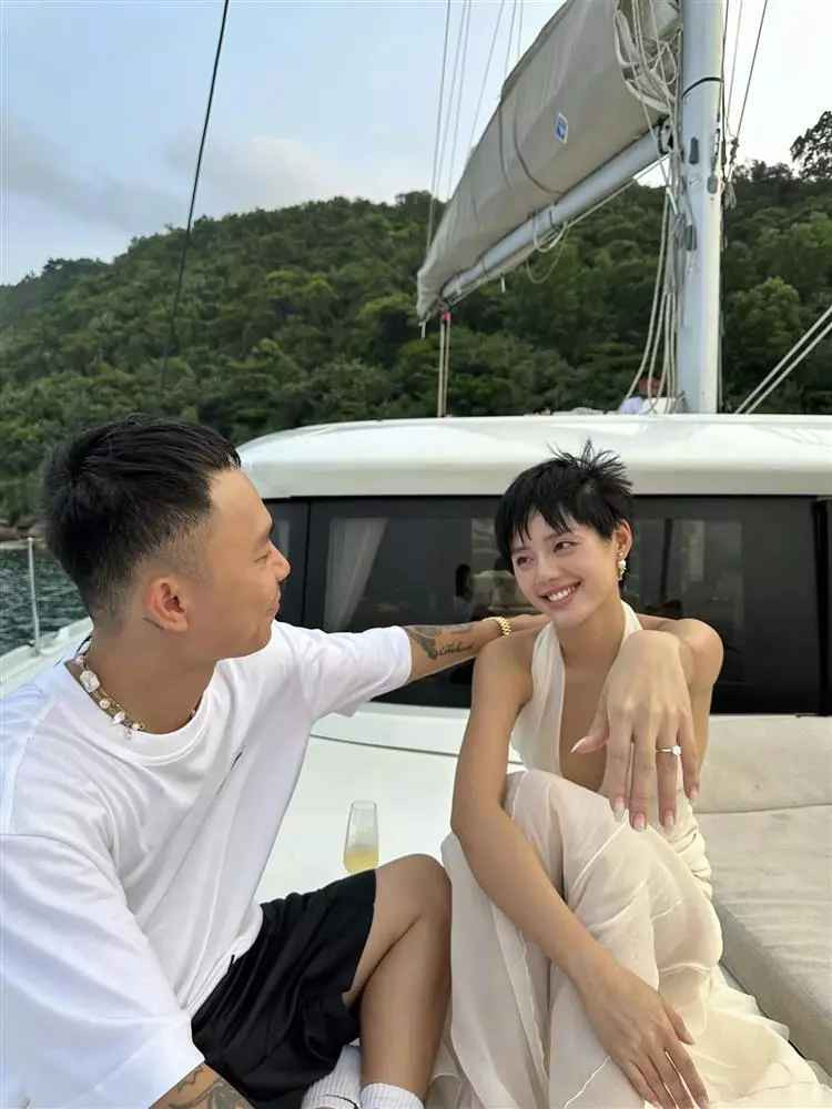 Được biết cặp đôi đang có chuyến du lịch tại Phú Quốc và màn cầu hôn lãng mạn này diễn ra trên du thuyền với sự chứng kiến của một vài người bạn thân thiết.