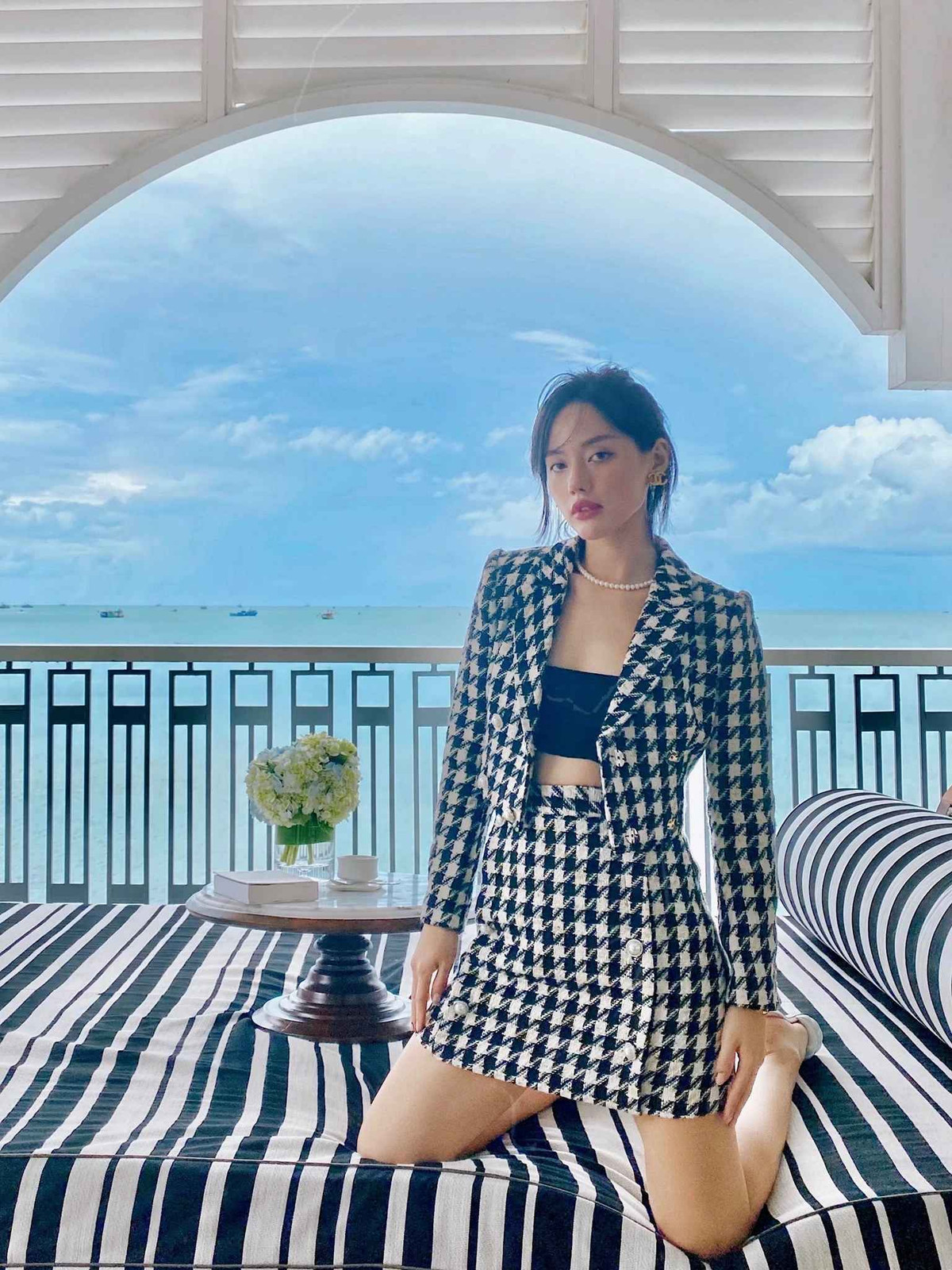 Cũng từ đây, Khánh Linh “lột xác” từ hình tượng hot girl nhẹ nhàng trở nên quyến rũ, cá tính hơn với mái tóc tém thời thượng và gương mặt chuẩn high fashion.