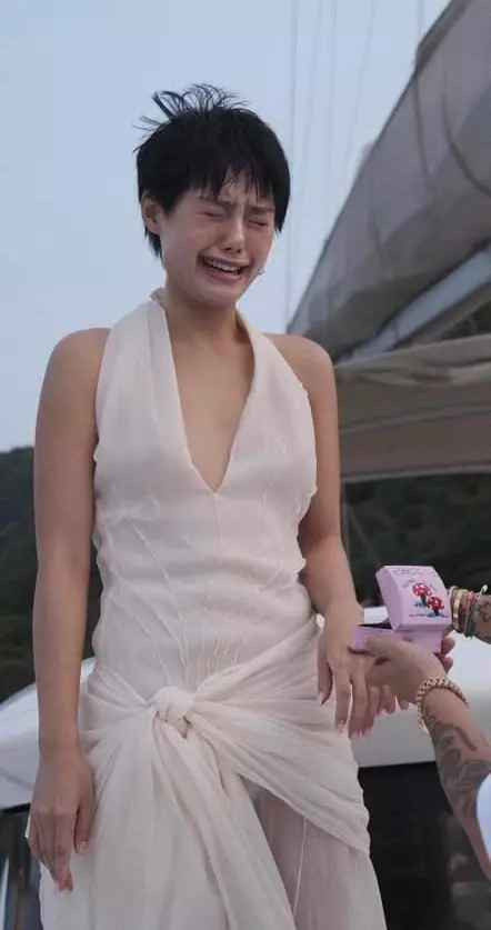 Khánh Linh xuất phát điểm vốn là gương mặt đình đám trong làng mẫu Việt, từng tham gia chương trình The Face 2017. Hai năm sau cuộc thi, tên tuổi của cô nàng bỗng vụt sáng với nghệ danh mới cực kiêu kỳ - Cô Em Trendy.