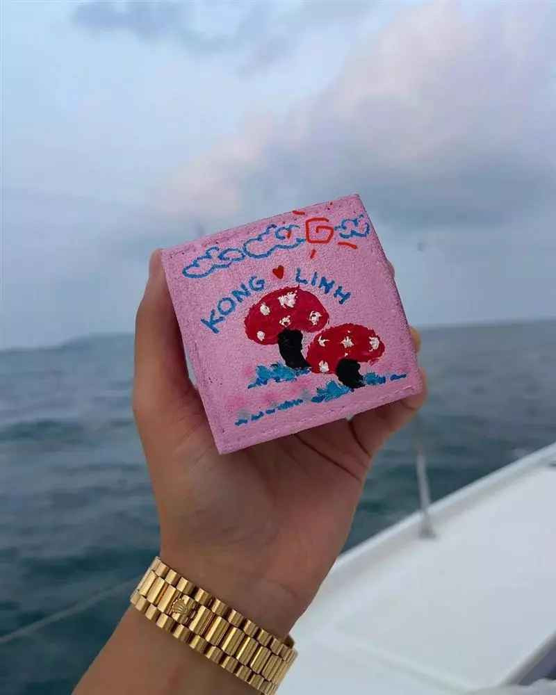 Khánh Linh sở hữu chiều cao 1m70 lí tưởng, làn da trắng cùng đôi môi căng mọng khiến nhiều chị em phụ nữ phải ao ước, thậm chí còn từng được mệnh danh là “bản sao Tâm Tít”.