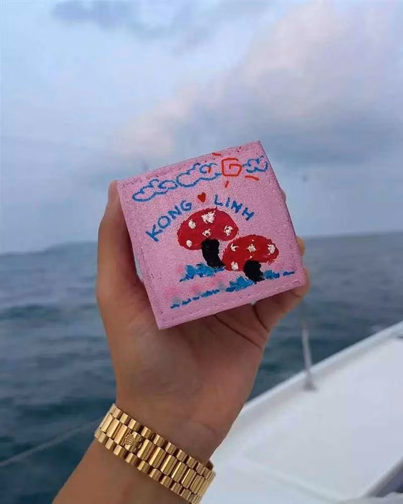 Khánh Linh sở hữu chiều cao 1m70 lí tưởng, làn da trắng cùng đôi môi căng mọng khiến nhiều chị em phụ nữ phải ao ước, thậm chí còn từng được mệnh danh là “bản sao Tâm Tít”.