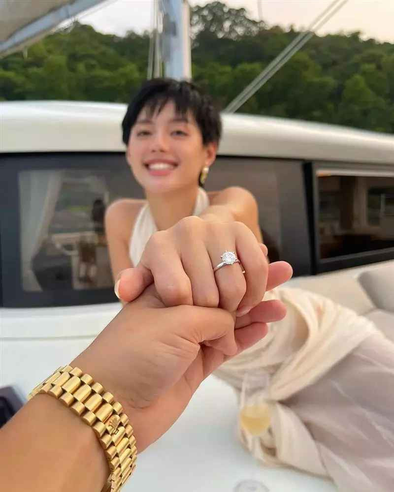 Nhờ sở hữu vẻ đẹp sang trọng và vô cùng cuốn hút, Khánh Linh nhanh chóng trở thành một fashionista có tầm ảnh hưởng lớn trong showbiz hiện nay.