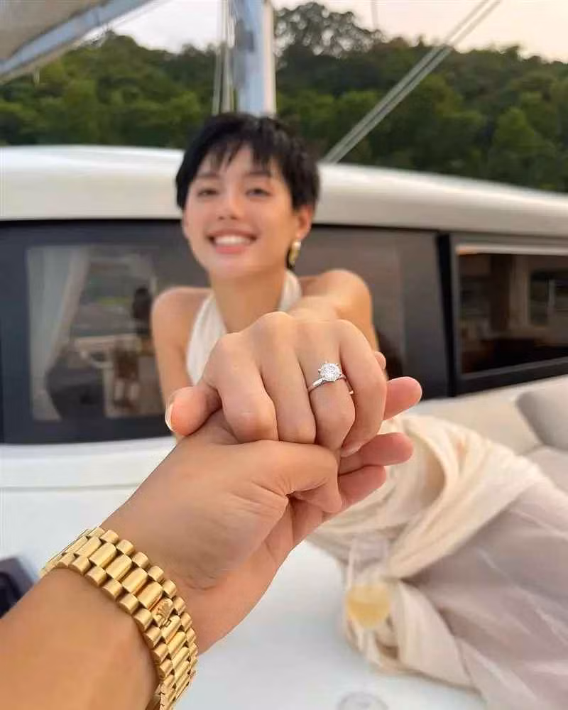 Nhờ sở hữu vẻ đẹp sang trọng và vô cùng cuốn hút, Khánh Linh nhanh chóng trở thành một fashionista có tầm ảnh hưởng lớn trong showbiz hiện nay.