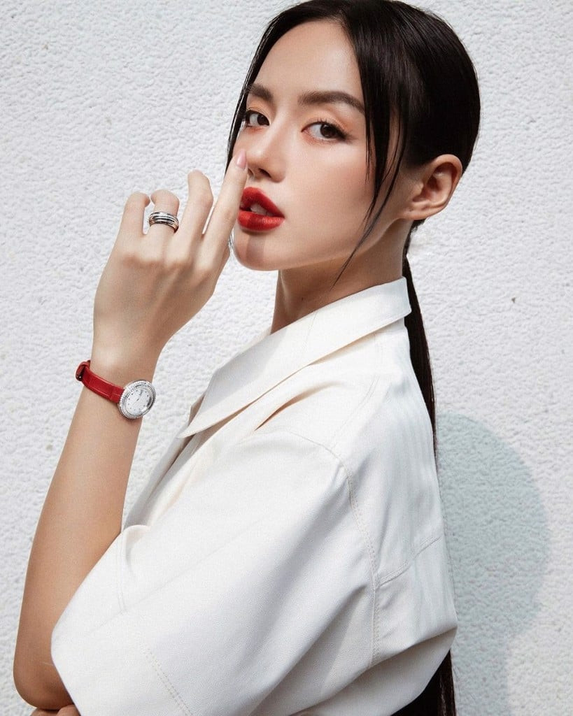 Bên cạnh đó, gu thời trang của mẫu nữ 9x cũng trở nên đa dạng, đẳng cấp hơn, luôn tạo sự bất ngờ. Và dần, Khánh Linh nhanh chóng được công nhận, trở thành fashionista nổi bật của Vbiz.