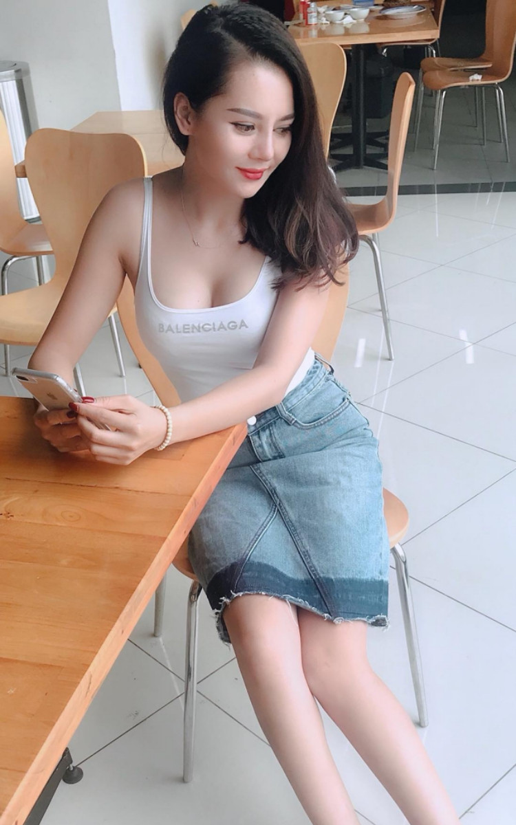 Khánh Huyền và cầu thủ Đức Huy lộ tin đồn hẹn hò từ năm 2020. Khi đó, cô nàng thường xuyên mặc áo đấu của nam cầu thủ đến sân cỏ cổ vũ đội tuyển Việt Nam.