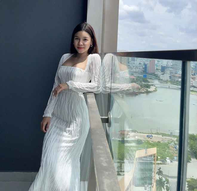 Bên nhau nhiều năm, tình cảm của cặp đôi cầu thủ - hot girl vẫn rất êm đẹp. Cặp đôi chưa một lần lộ tin đồn chia tay.