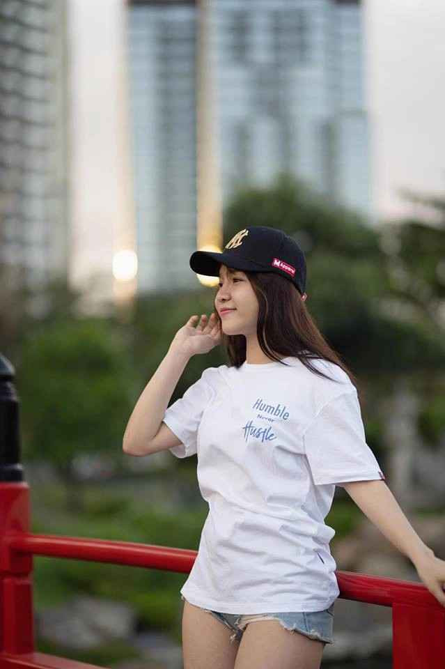 Yến Xuân được mệnh danh là nàng WAGs nóng bỏng nhất nhì làng bóng Việt. Đó là điều dễ hiểu khi cô nàng là một huấn luyện viên gym.