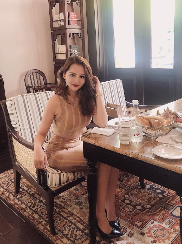 Theo dõi trang cá nhân của Khánh Huyền có thể thấy, cô nàng theo đuổi gu thời trang quyến rũ và không ít lần nàng WAGs đốt mắt netizen bằng những bức ảnh khoe đường cong nuột nà.