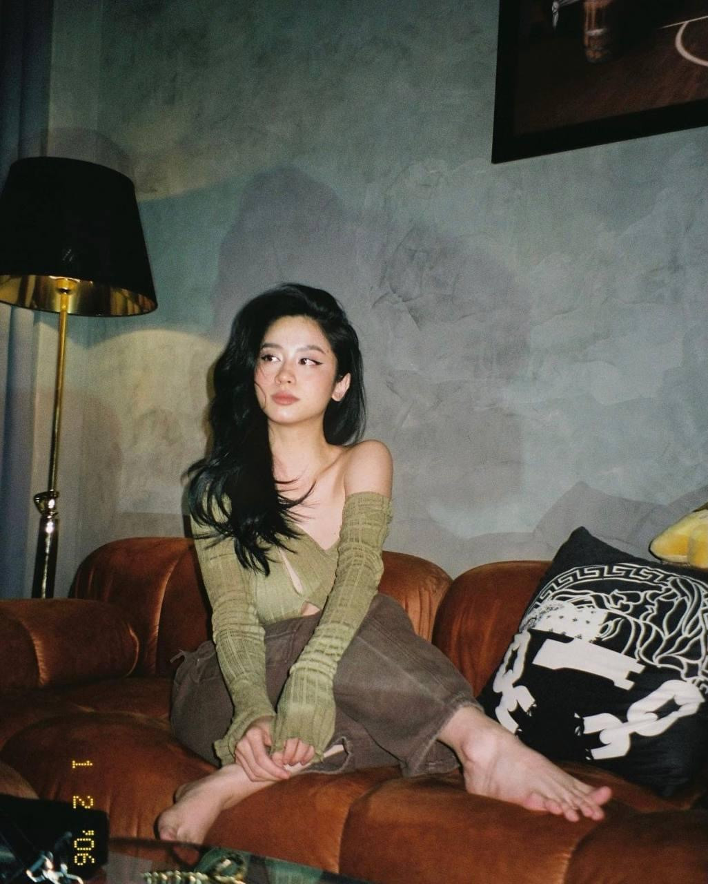 Hàn Hằng tên thật là Hàn Hải Hằng, cô từng là sinh viên khoa thanh nhạc trường của trường Đại học Văn hóa, thể thao và du lịch Thanh Hóa.