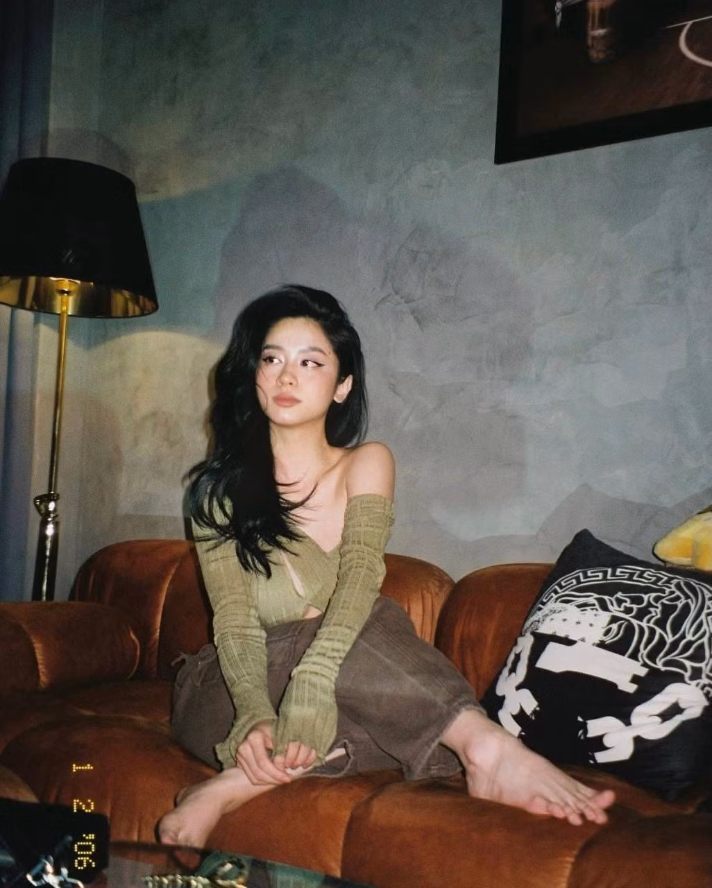 Hàn Hằng tên thật là Hàn Hải Hằng, cô từng là sinh viên khoa thanh nhạc trường của trường Đại học Văn hóa, thể thao và du lịch Thanh Hóa.