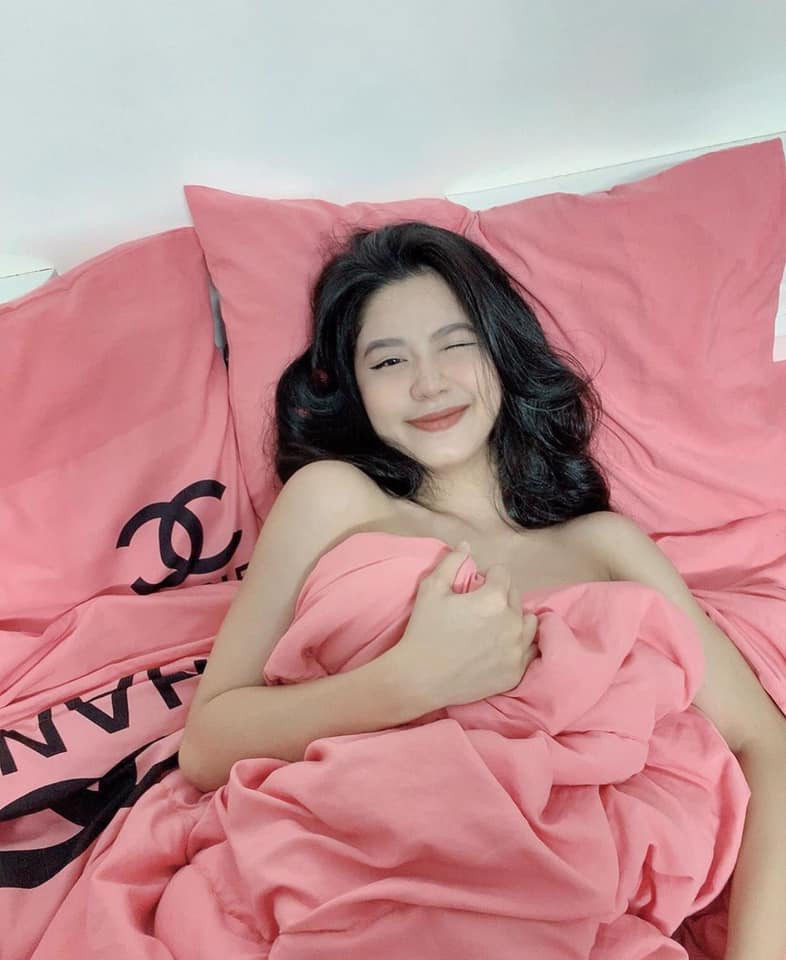 Đứng trước thông tin này, Hàn Hằng thẳng thắn lên tiếng: "Thật sự các page fake này làm ảnh hưởng đến mình thực sự! Mình không liên quan gì đến các page fake này mọi người nhé! Hãm!".