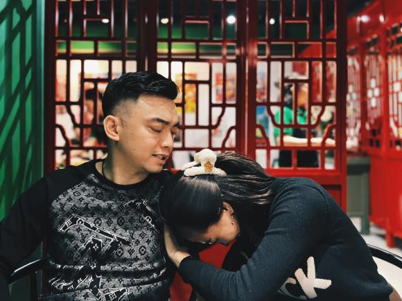 Mới đây, em gái của Duy Alex còn đăng ảnh anh trai và chị dâu tương lai cùng chia sẻ: "Charge gói chụp ảnh cưới được đúng không ạ".