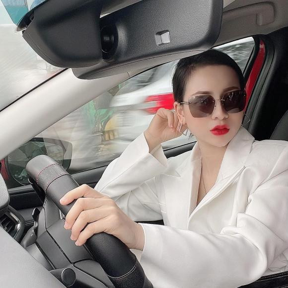 Sau đó, em gái Duy Alex cho biết mình chụp ảnh không dùng app. Có thể thấy, mối quan hệ của cô nàng và và em gái cơ trưởng rất thân thiết.