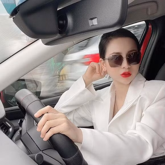 Sau đó, em gái Duy Alex cho biết mình chụp ảnh không dùng app. Có thể thấy, mối quan hệ của cô nàng và và em gái cơ trưởng rất thân thiết.