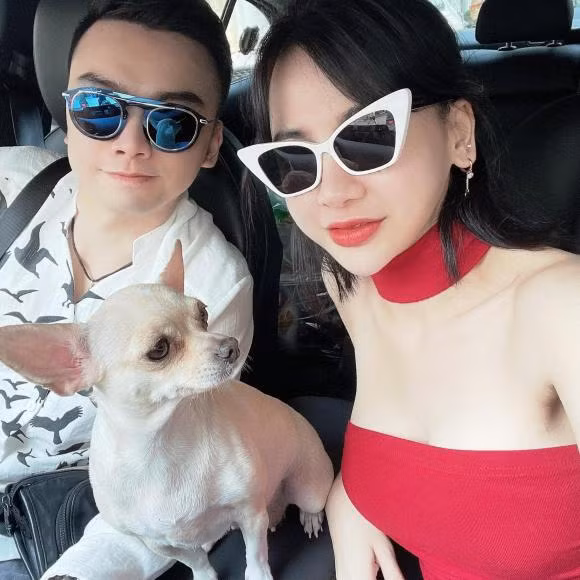 Vào cuối tháng 12/2022, cơ trưởng Duy Alex gây chú ý khi đăng ảnh tay anh nắm tay bạn gái của mình cùng icon hình trái tim.