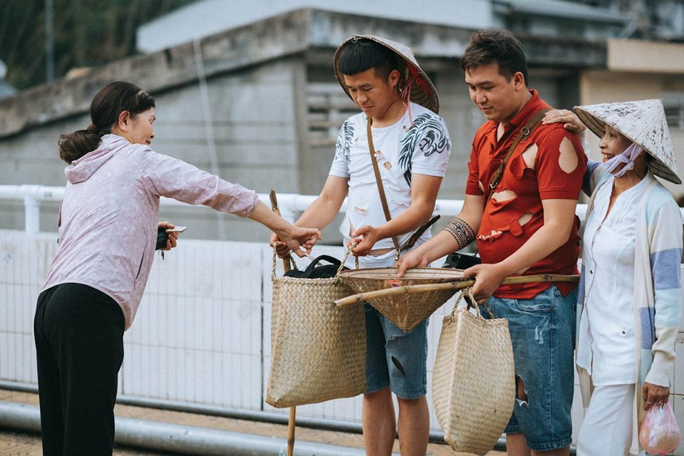 Bằng chứng là các anh đã chuẩn bị đầy đủ các dụng cụ như nón lá, gậy gộc,... Ngay cả bộ quần áo đang mặc cũng được “thiết kế” rách rưới cho hợp với hoàn cảnh.