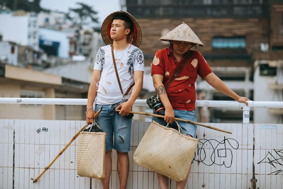 Kèm theo những bức ảnh, chủ nhân bài đăng chia sẻ thêm: “Mùa dịch cô-vy anh em photo cũng như các ngành khác đang lâm nguy". Và theo sau đó cũng là lời nhắn nhủ: “Bộ ảnh chỉ mang tính chất giải trí cho anh em mùa dịch bệnh”.