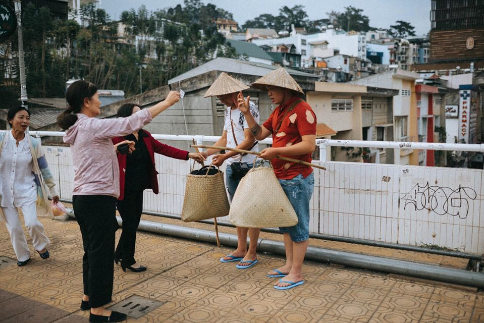 Một chi tiết khác khiến cư dân mạng thuộc cộng đồng Việt Nam Ơi vô cùng “ấm lòng”, đó chính là tình yêu nghề bền bỉ của hai anh chàng nhân vật chính trong bộ ảnh cuối cùng cũng được đền đáp.