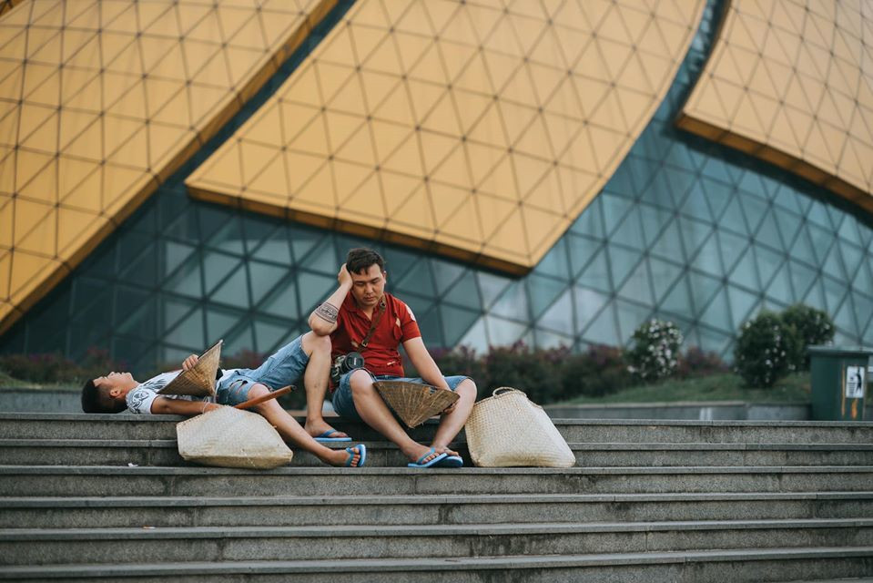 Những bức ảnh đã mô tả lại cuộc sống “khắc khổ” khi các anh chàng làm nghề chụp ảnh ế ẩm đến mức phải ra đường “đón khách”.