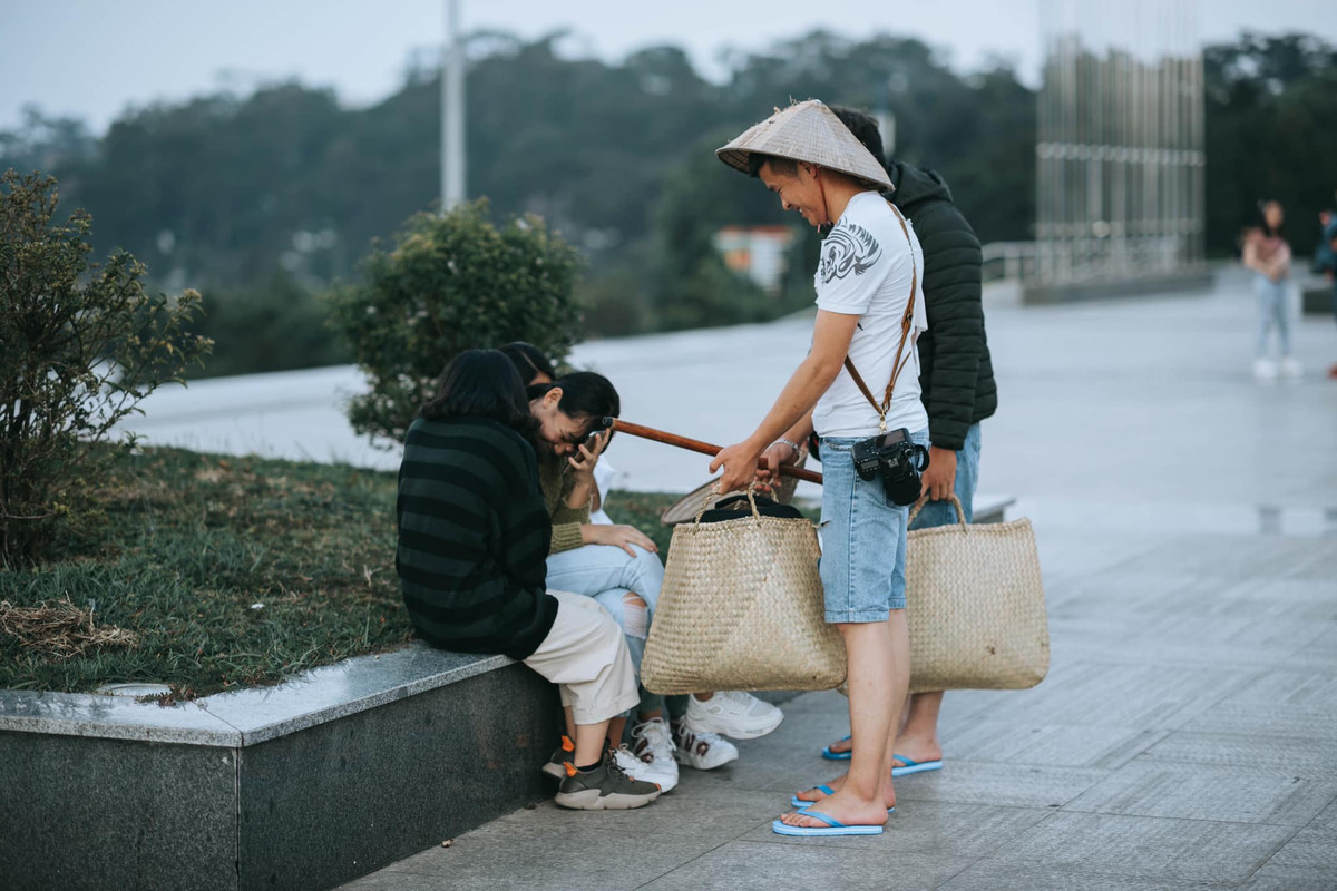 Có thể thấy, dù công việc dường như khó khăn hơn hẳn khi phải "ngủ bờ ngủ bụi", lê thân từ điểm này sang điểm khác để “được chụp ảnh”,... thì khi lướt đến những bức hình gần cuối, các anh cũng đã có cho mình khách hàng tiềm năng.