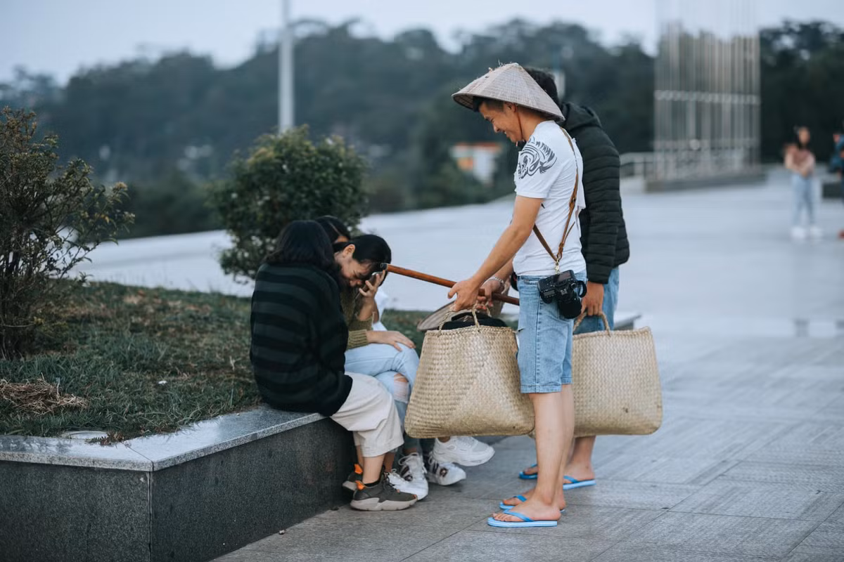 Có thể thấy, dù công việc dường như khó khăn hơn hẳn khi phải "ngủ bờ ngủ bụi", lê thân từ điểm này sang điểm khác để “được chụp ảnh”,... thì khi lướt đến những bức hình gần cuối, các anh cũng đã có cho mình khách hàng tiềm năng.