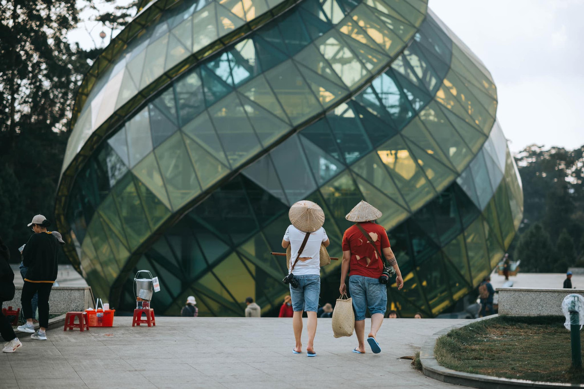 Ngoài ra, bạn cũng có thể thấy là trên con đường “hành nghề” của hai chàng trai nhận được rất nhiều sự giúp đỡ, quan tâm từ mọi người xung quanh. Mặc dù không biết đó là sự vô tình hay cố tình ẩn ý, thế nhưng với những chi tiết này thì đúng là người xem không thể không cảm động.