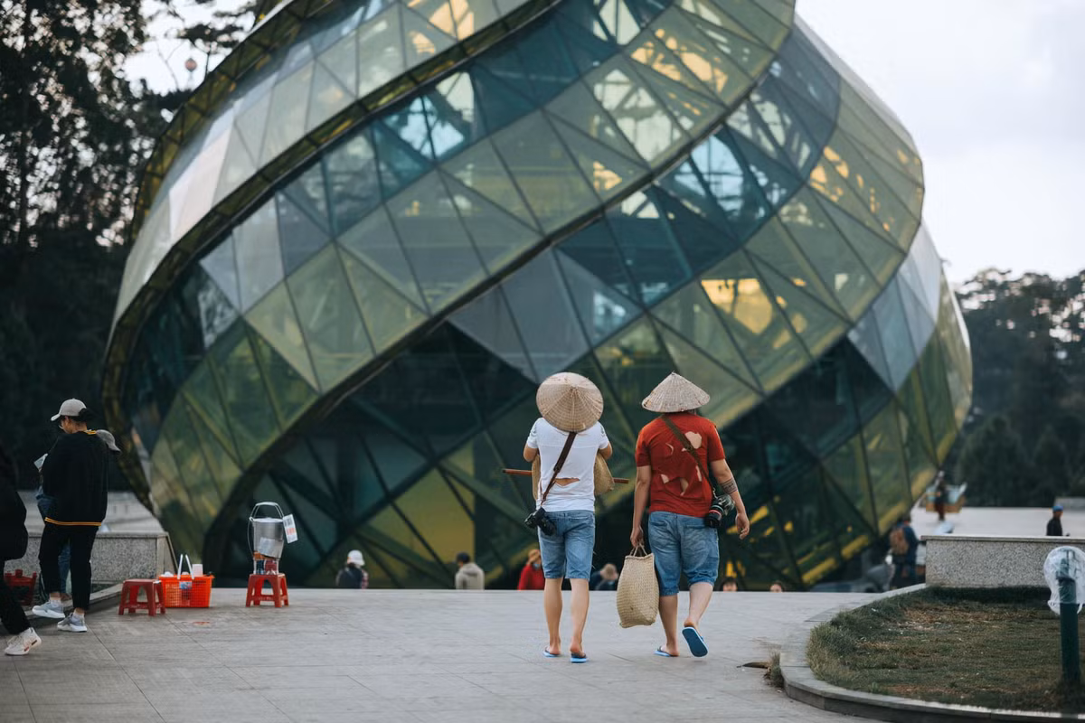 Ngoài ra, bạn cũng có thể thấy là trên con đường “hành nghề” của hai chàng trai nhận được rất nhiều sự giúp đỡ, quan tâm từ mọi người xung quanh. Mặc dù không biết đó là sự vô tình hay cố tình ẩn ý, thế nhưng với những chi tiết này thì đúng là người xem không thể không cảm động.