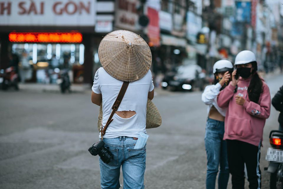 Dịch Covid-19 không chỉ khiến nhiều người cảm thấy lo ngại về sức khỏe mà còn ảnh hưởng đến cả “kinh tế”. Dĩ nhiên, đây cũng là điều có thể hiểu được vì mùa dịch thì ai cũng hạn chế ra ngoài, mọi hoạt động ăn, uống, vui chơi,... đều giảm ở mức tối đa.