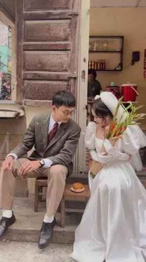 Tại thành phố mộng mơ, "cô chủ tiệm nail" và chồng là diễn viên nổi tiếng đã có những shoot hình cực đẹp từ cổ điển tới hiện đại tại thành phố mộng mơ.